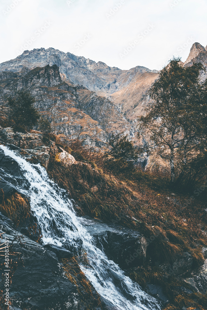 Obraz premium waterfall in the mountains on an autumn day