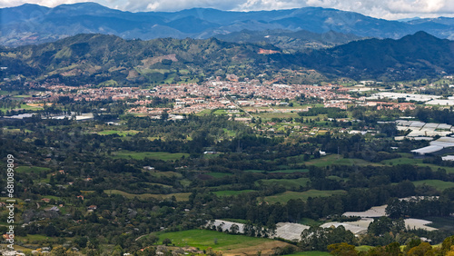 Panorámica del municipio de la Ceja, ubicado en el oriente de Antioquia, Colombia © LUISEFEVIDEOS