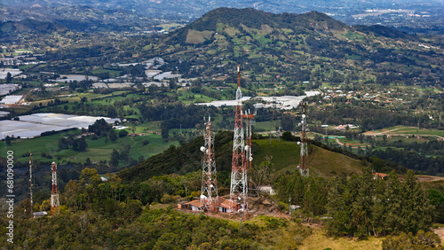 Imagen aérea donde se observan las antenas repetidoras de televisión, radio y telefonía celular. Al fondo se observa el cerro el Capiro. photo