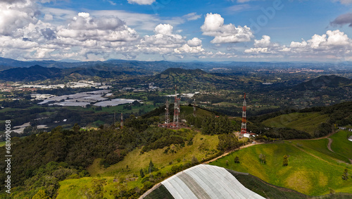 Imagen aérea donde se observan las antenas repetidoras de televisión, radio y telefonía celular. Al fondo se observa el cerro el Capiro. photo