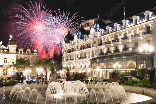 Magnifique feu d'artifice dans le cadre magique  de Monte Carlo avec son casino et le hôtel de Paris à l'occasion de la fête nationale de la Principauté de Monaco
