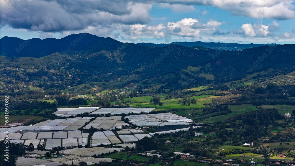 Hermoso paisaje en las montañas que rodean el municipio de La Ceja, Antioquia, Colombia.