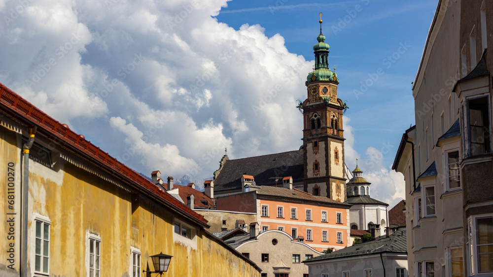 Obraz premium unterwegs in den schönen und alten Gassen von Hall in Tirol, Österreich
