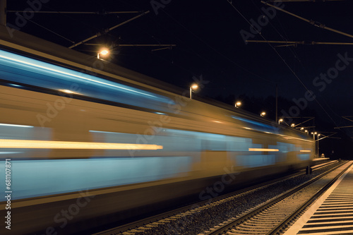 Bahn - Bahnhof - Nacht - Zug - Bahnsteig - Laternen - Train Station - Night - Railway - Empty - Lantern