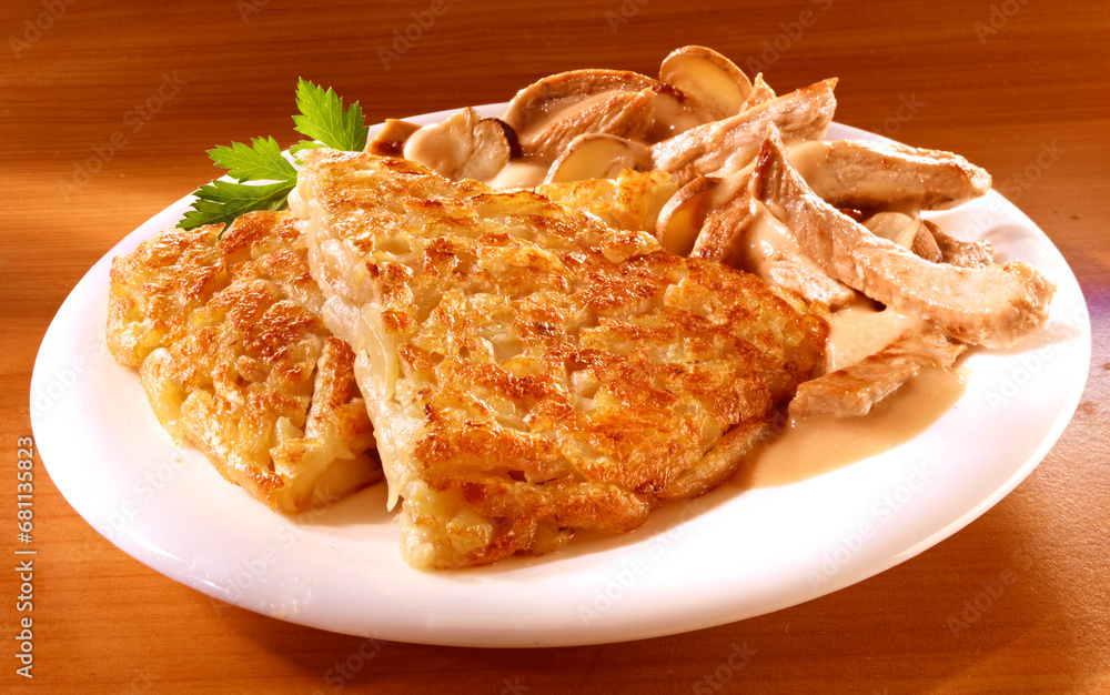 Röstis mit Geflügel, Teller, Geschnetzeltes, Röstis, Röstis mit Geflügel, Teller, Geschnetzeltes, Röstis,