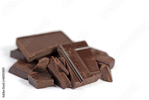 Schokoladenstücke vor weißem Hintergrund in einer Nahaufnahme