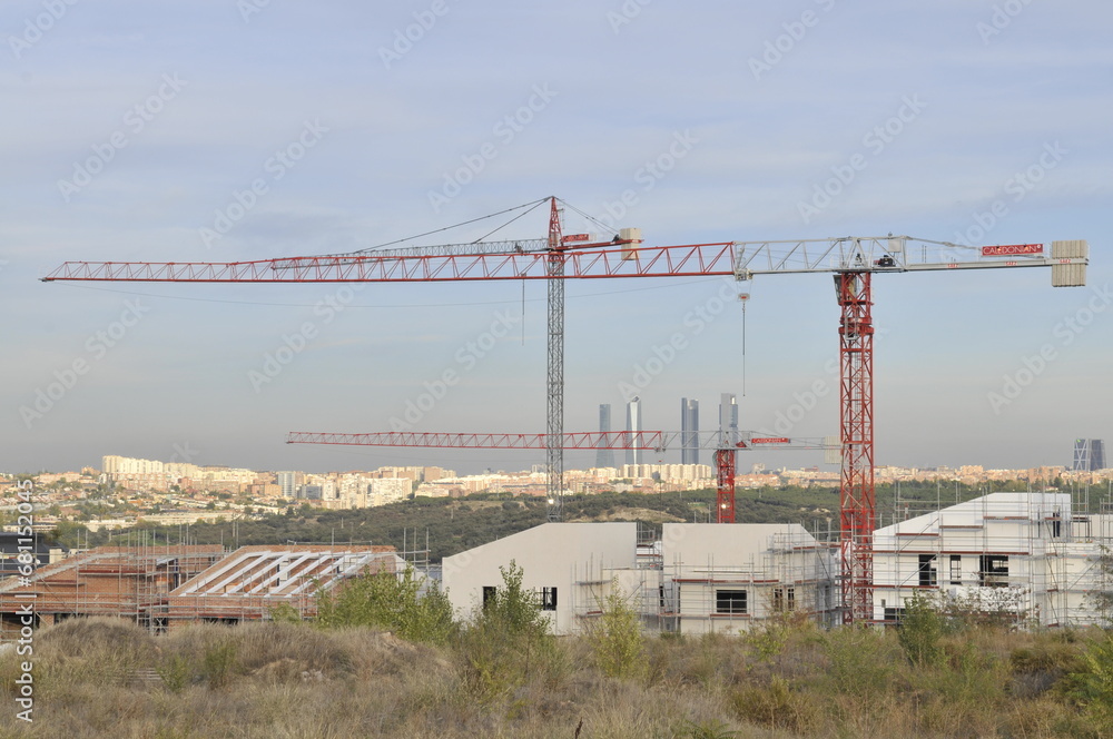 Grúas de construcción con las 4 torres de Madrid al fondo. Grúas de construcción con las 4 torres de Madrid al fondo.