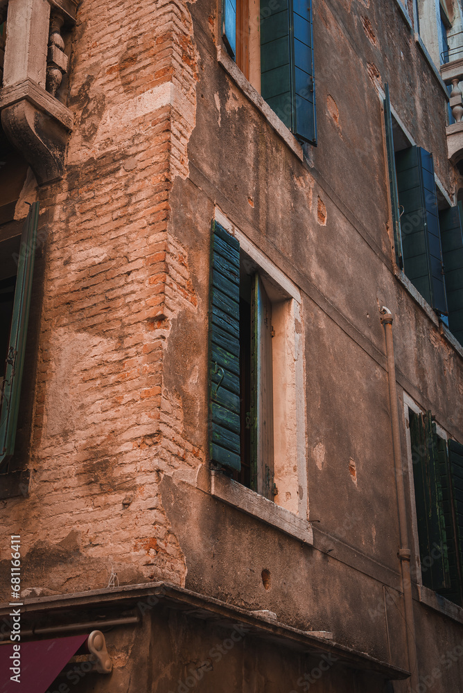 Obraz premium Explore the charm of Venice with this picturesque scene of gondolas on a narrow canal. The image captures the beauty of the iconic canals and traditional Venetian architecture.