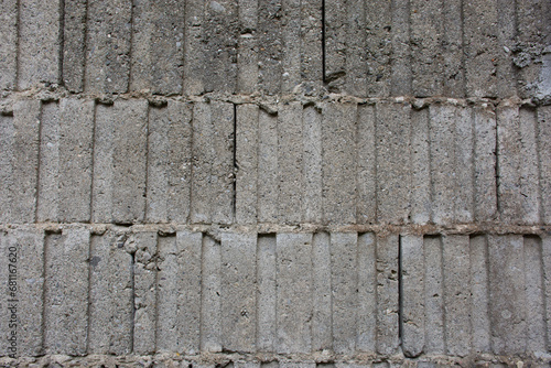 Vecchio muro scrostato, muro di sassi e mattoni