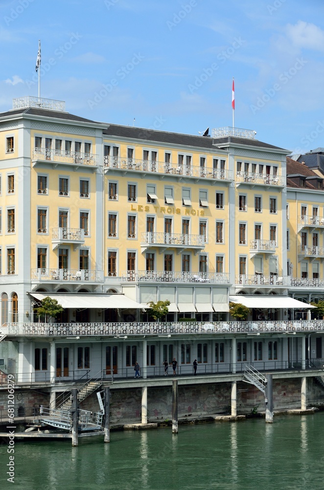 Antiguo edificio a la orilla del río Rin en Basilea, Suiza