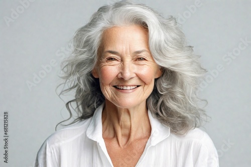 Mujer adulta con piel facial suave y saludable. Hermosa mujer madura con pelo gris y cara sonriente feliz. Concepto publicitario de belleza y cosmética para el cuidado de la piel y el cabello. photo