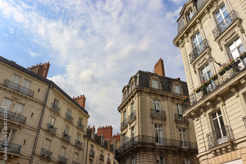 Historische Altbaufassaden in der Innenstadt von Nantes, Frankreich	
