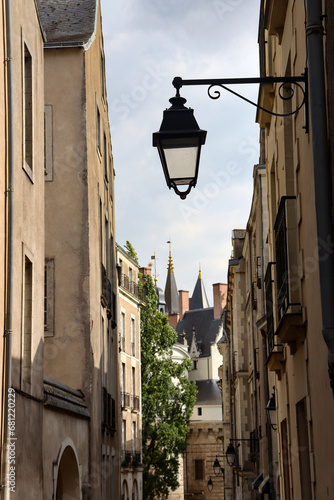 Altstadtgasse in Nantes mit Blick auf das Schloss