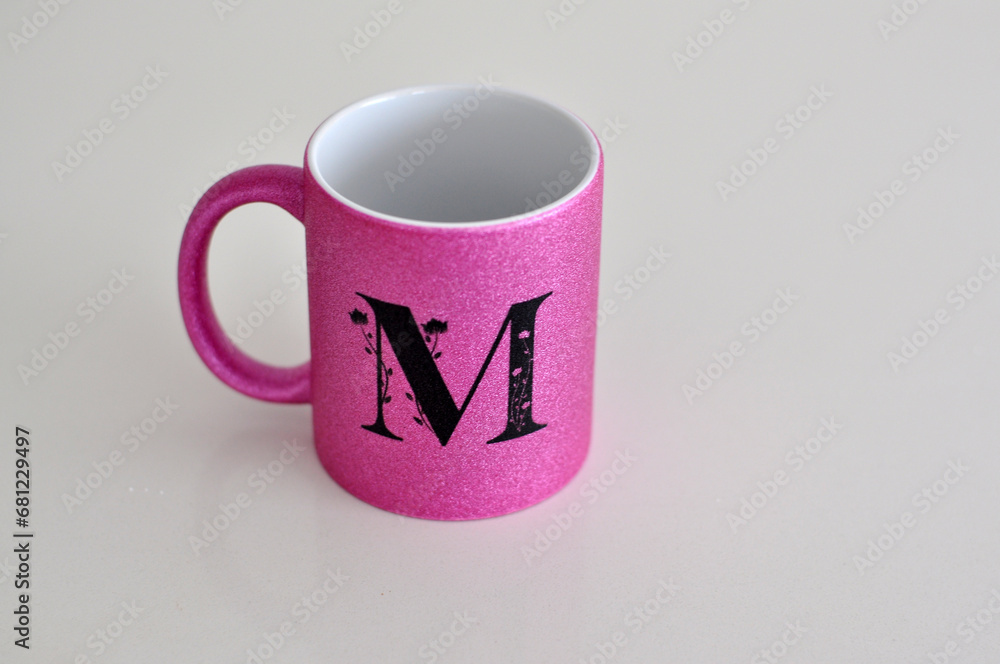 caneca rosa com brilho com a letra M caneca rosa com brilho com a letra M