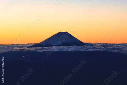 雲海に浮かぶ朝焼けの富士山