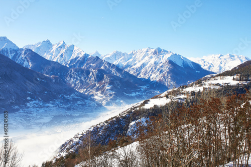 Paesaggio montano. Valle d'Aosta. cime delle montagne innevate