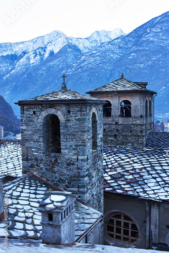 Borgo medievale sulle montagne valdostane. campanile della chiesa leggermente coperto di neve