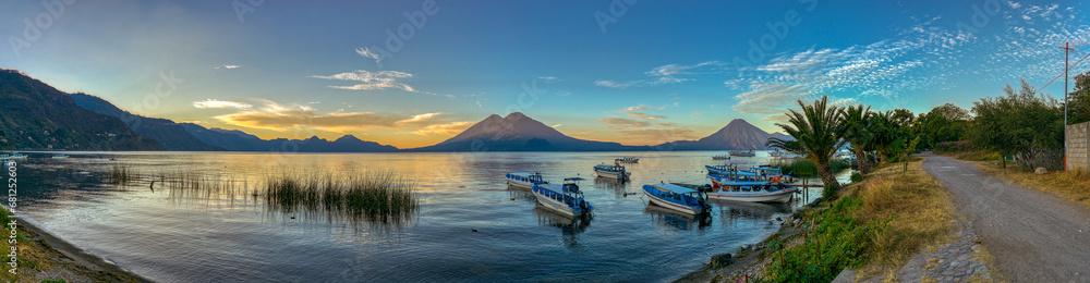 Panorama-Aufnahme Atitlan See Guatemala - obrazy, fototapety, plakaty 