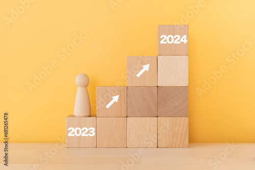 2023と2024の文字が入った積み木と人形 photo