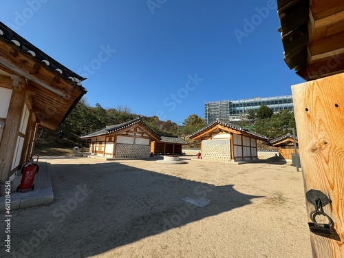 대한민국 전통 건축물로 땅과 곡식의 신에게 제사 지내는 사직단 photo