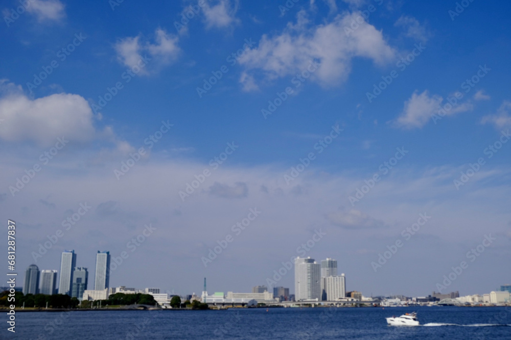 広大な青い空と白い雲