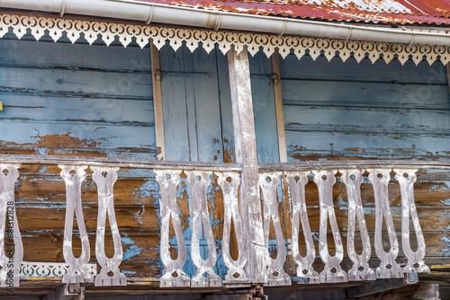 Balcon en ruines d’une vieille maison coloniale créole, île de la Réunion  photo