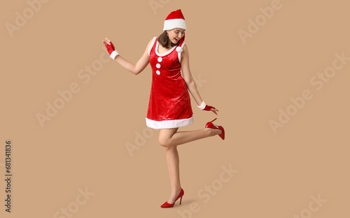 Joyful young woman in festi...
