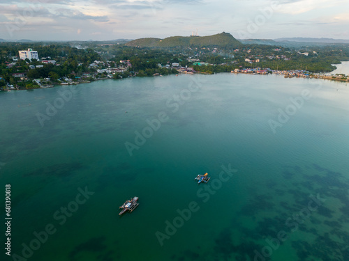 필리핀 보홀섬과 팡라오섬 사이의 바닷길과 어촌마을 그리고 호핑보트