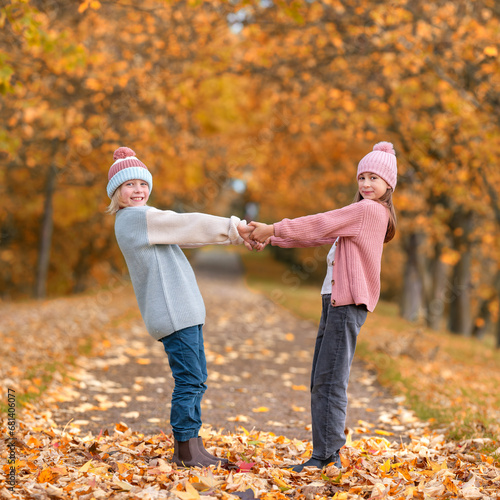 zwei lachende Kinder haben Spaß im Herbst © Jenny Sturm
