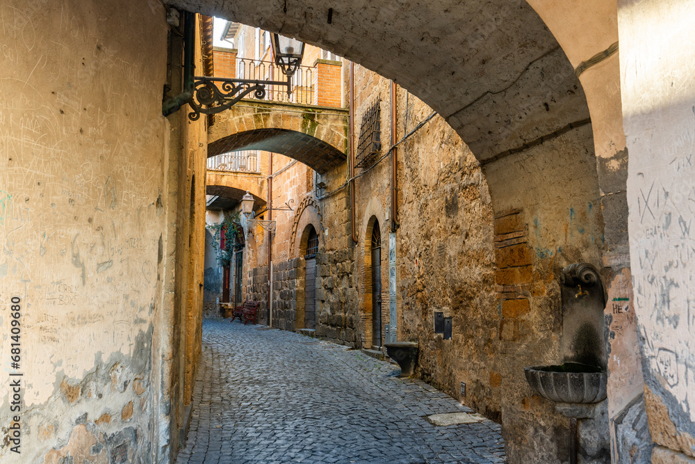 Orvieto, Italy, 11 november 2023 - Look into a small alley at the Piazza del Duomo in Orvieto