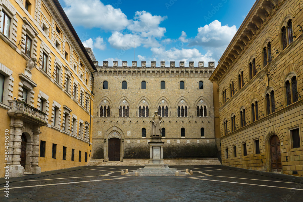 Fototapeta premium Siena, Italy, 12 november 2023 - Plaza Salimbeni in the old town of Siena, Italy