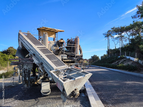 Máquina de pavimentação de concreto em um canteiro de obras photo