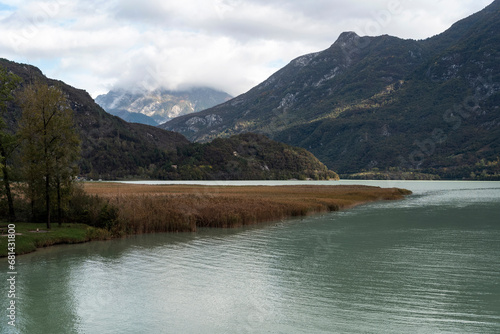 Lago tra le montagne in una giornata cupa