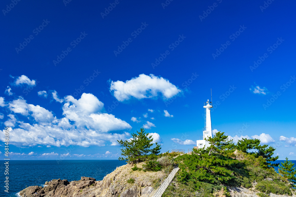 碧い空と海を望む灯台の風景