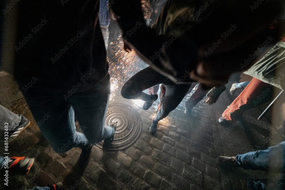 Correfoc. Correfuego Girona, fiesta tradicional. Diablos de l'Onyar. Tradición. Fiesta popular con los Diablos, donde corres bien protegido de las guspiras de los petardos y al final hay un concierto Correfoc. Correfuego Girona, fiesta tradicional. Diablos de l'Onyar. Tradición. Fiesta popular con los Diablos, donde corres bien protegido de las guspiras de los petardos y al final hay un concierto