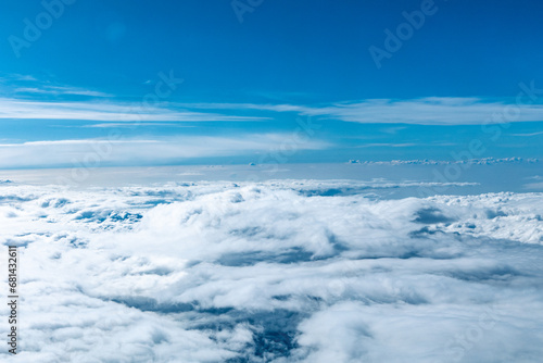 無限に広がる青い空と雲