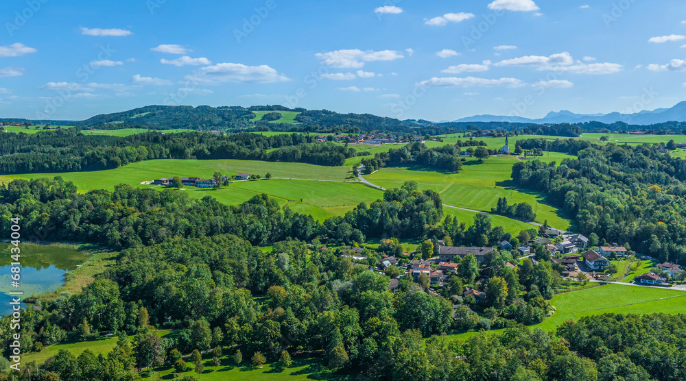 Ausblick auf den kleinen Ort Pietzing bei Rieder im oberbayerischen Chiemgau im Sommer