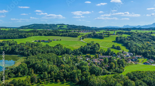 Ausblick auf den kleinen Ort Pietzing bei Rieder im oberbayerischen Chiemgau im Sommer