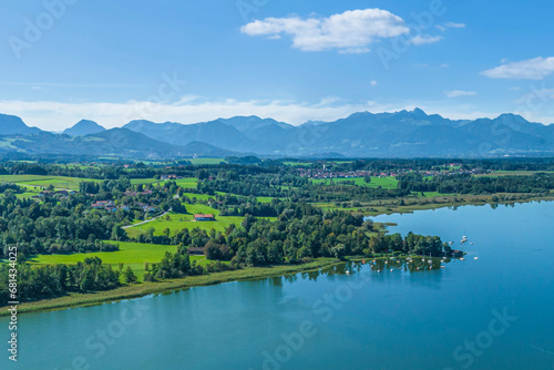 Ausblick über den Simssee im Chiemgau zum oberbayerichen Alpenrand