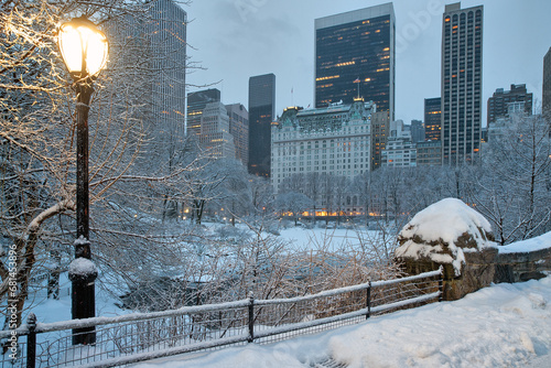 Fototapeta Naklejka Na Ścianę i Meble -  Gapstow Bridge in Central Park, snow storm