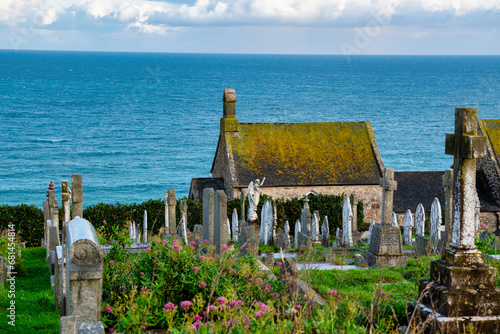 Friedhof von St. Ives in Cornwall / England  hinter dem Friedhof ist der Atlantik photo