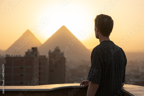 Vue sur les pyramides de Gizeh au coucher du soleil photo
