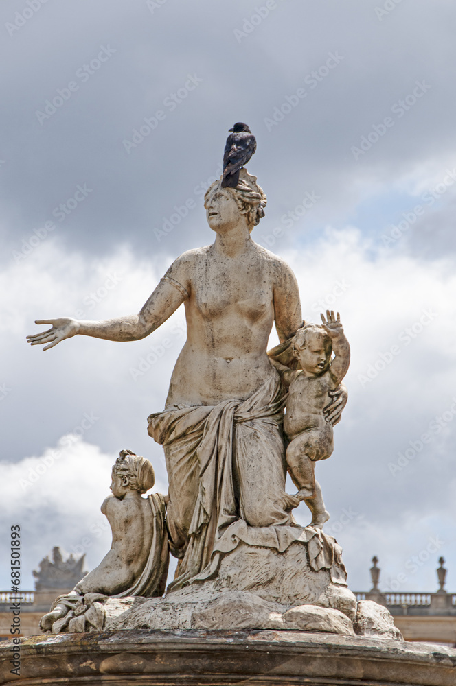 Obraz premium White marble statues of Versailles castle in the city of Paris - PARIS, FRANCE - June 27, 2012.