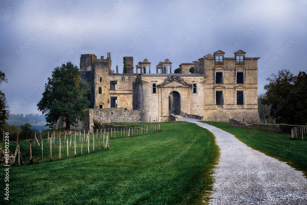 Magnifique ruine du vieux Château de Gramont, sur la commune de Bidache, au Pays Basque français.