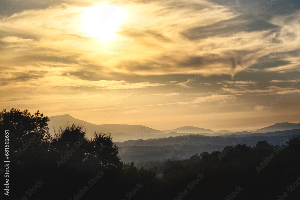 Superbe coucher de soleil sur les sommets des Pyrénées au Pays Basque