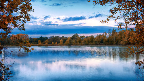 Lever de soleil sur le Lac du Parc de la Lère de Caussade en automne.