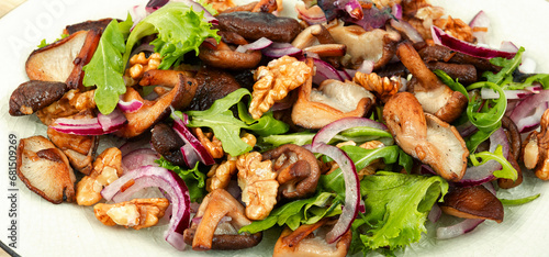 Spicy mushroom salad with onions and walnuts.
