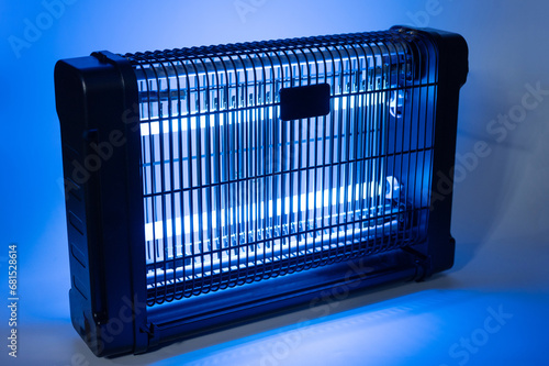 Cuadro en lienzo Lamp zapper with blue lamp