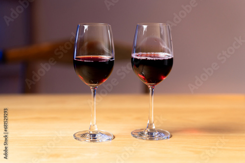 テーブルに置かれたワイングラス