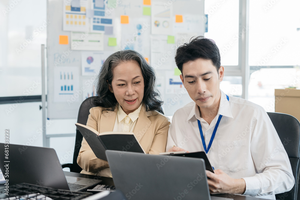 Obraz premium Businessmen write project ideas and use laptops to edit papers for brainstorming sessions with partners in the office.